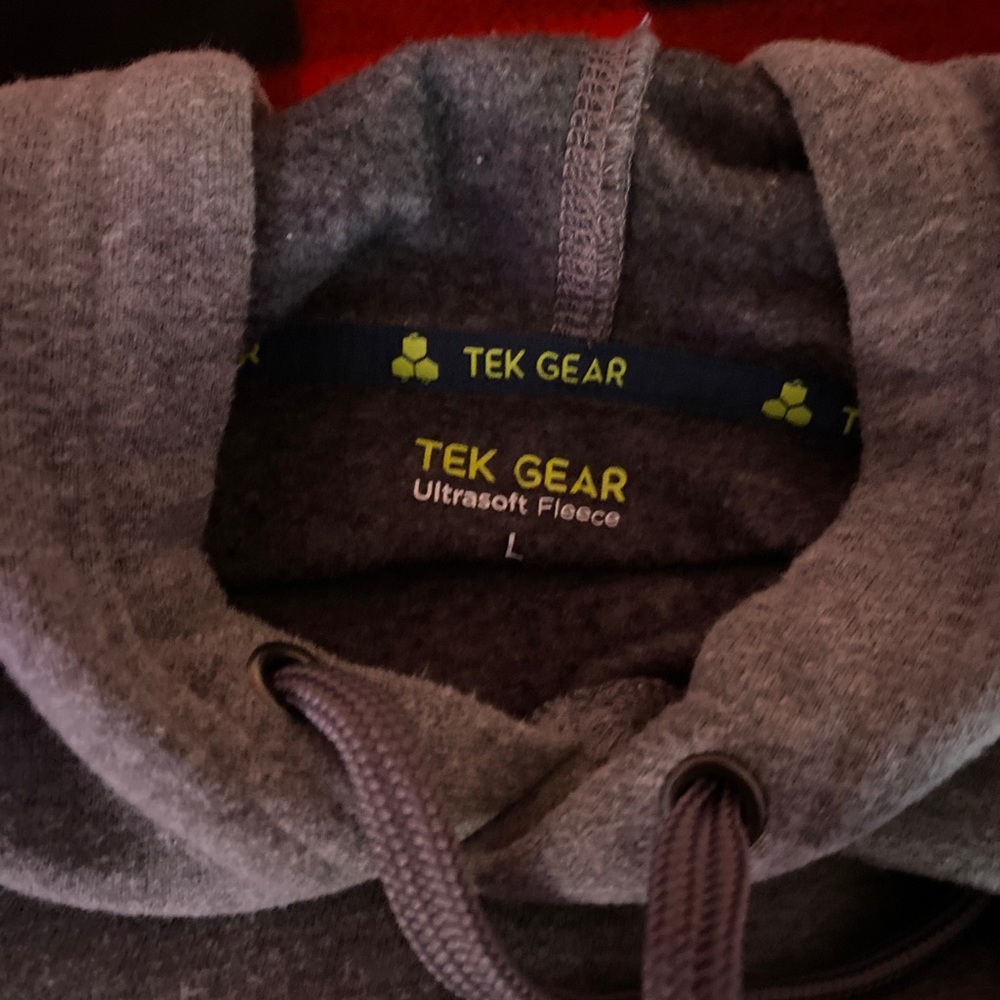 im selling a gray large hoodie, hasnt been worn yet.